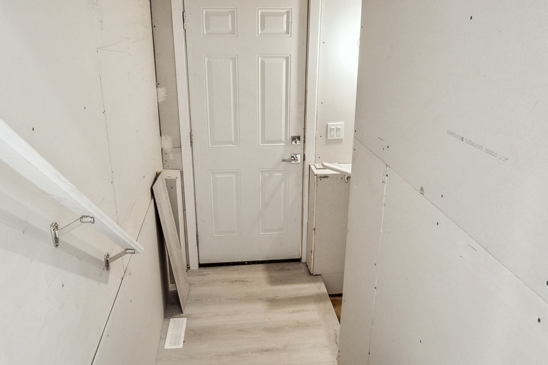 24. Side Entrance